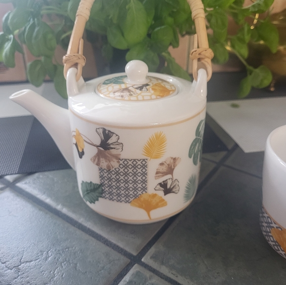 New Porcelain Tea set - Picture 6 of 8